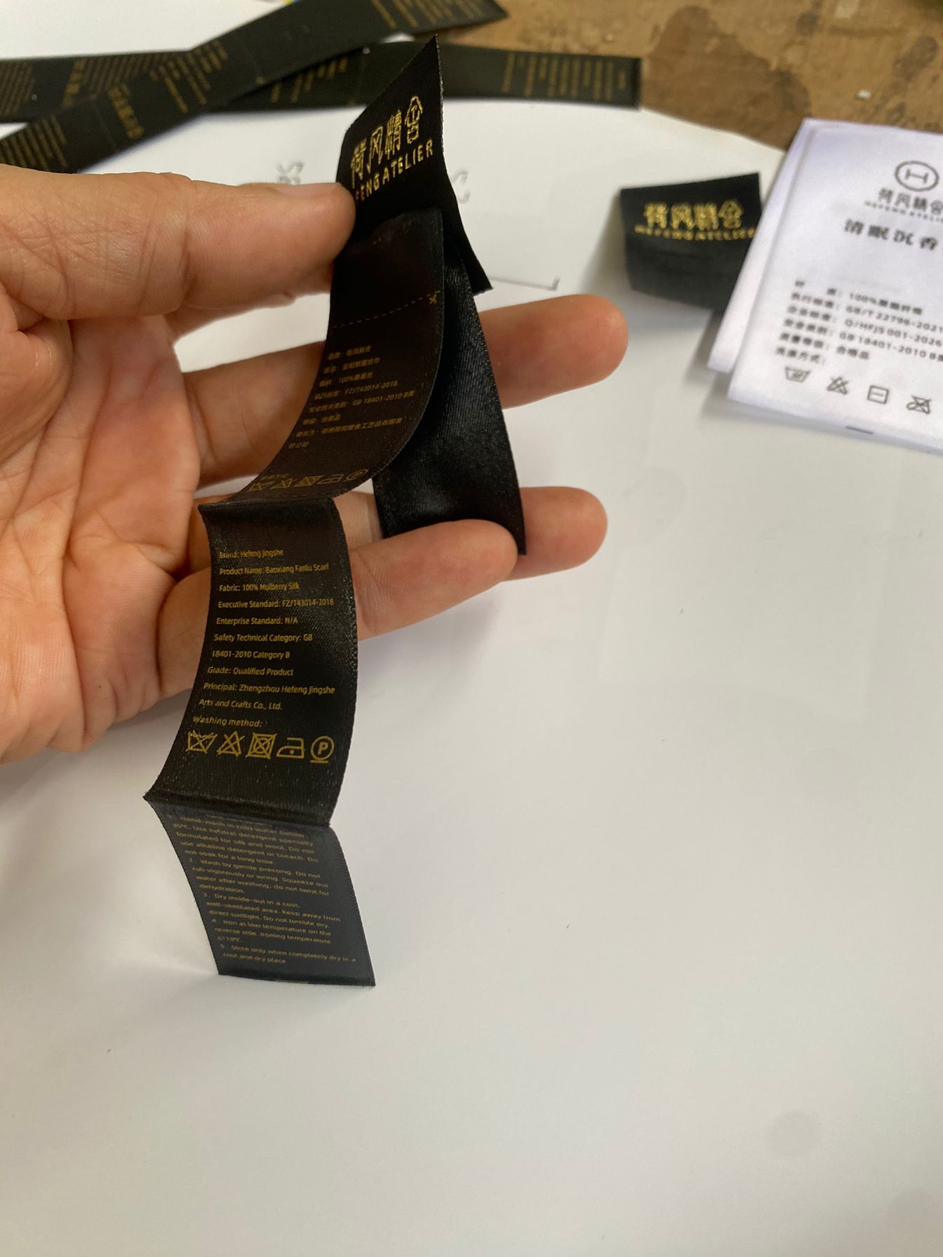 黑色丝带洗水唛，丝印金色 3 内折枕芯家纺洗水标实拍